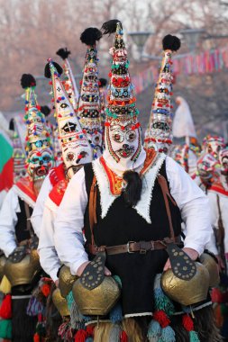 Kukeri, cabotins ritüeller kostümleri ve kötü ruhları maskeli balo oyunları Pernik, Bulgaristan Jan27, Surva Uluslararası Festivali sırasında 2018 korkutup kaçırmak için amaçlanan büyük çan ile gerçekleştirin. Folklor topluluğu
