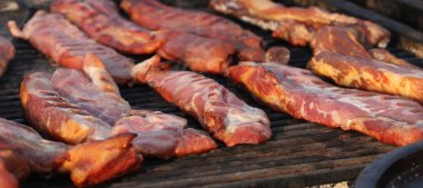 Eti biftek, köfte, şiş kebap, fileto, hamburger ve sosis ekmek ızgara açık ile farklı bir çeşididir. Barbekü ızgara et