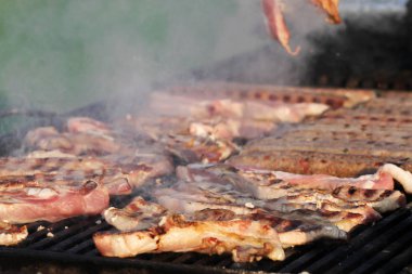 Eti biftek, köfte, şiş kebap, fileto, hamburger ve sosis ekmek ızgara açık ile farklı bir çeşididir. Barbekü ızgara et