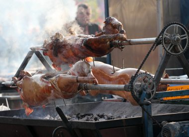 Genç domuzlar bir ateşe kavrulmuş. Dışında bir ateş üzerinde ızgara domuz yavrusu. Bütün domuzlar açık pişmiş. Cheverme. Bir şiş üzerinde domuz. Kavrulmuş domuz. Kavrulmuş et. 