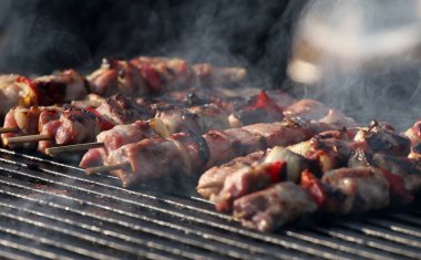 Ahşap şiş ızgara üzerinde kebap. Şaşlık veya shashlyk et şiş ızgara dışında. Bir Barbekü üzerinde şiş kebap. Barbekü. seçici odak ile duman et kızartma. 