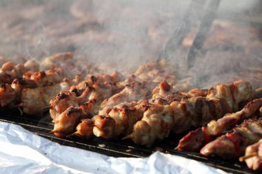 Ahşap şiş ızgara üzerinde kebap. Şaşlık veya shashlyk et şiş ızgara dışında. Bir Barbekü üzerinde şiş kebap. Barbekü. seçici odak ile duman et kızartma. 