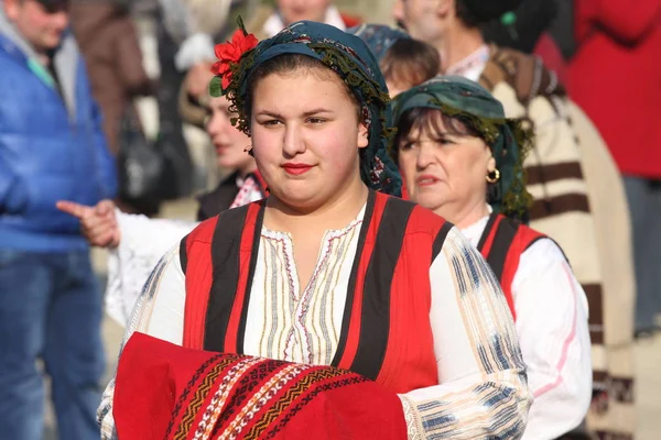 Ensemble Folklorique Avec Costumes Traditionnels Danse Horo Avec Pain Rituel — Photo