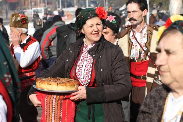 儀式のパン 仮面舞踏会ゲーム ペルニク ブルガリアの Jan27 2018 Surva の国際的な祝祭の間に伝統的な衣装ダンス ホロと民俗アンサンブル 伝統的な女の子 — ストック写真