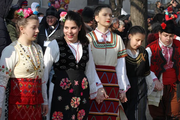 儀式のパン 仮面舞踏会ゲーム ペルニク ブルガリアの Jan27 2018 Surva の国際的な祝祭の間に伝統的な衣装ダンス ホロと民俗アンサンブル 伝統的な女の子 — ストック写真