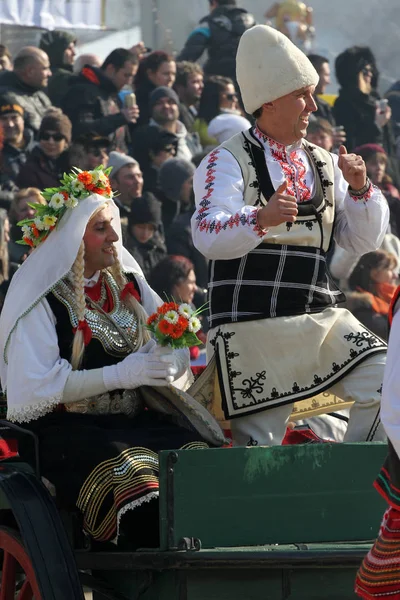 Kukeri 団体衣装を追い払う悪霊仮面舞踏会ゲーム Surva ペルニク ブルガリアの Jan27 の国際映画祭中に 2018 の大きな鐘と儀式を行います 民俗アンサンブル — ストック写真