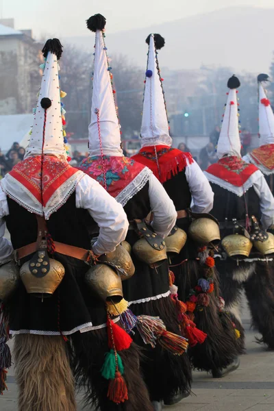 Kukeri Mummers Πραγματοποιούν Τελετές Κοστούμια Και Μεγάλες Καμπάνες Που Προορίζονται — Φωτογραφία Αρχείου