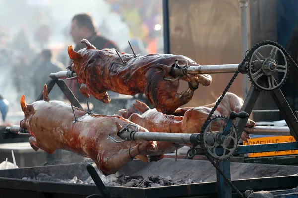 Piglets 밖으로 굽고입니다 Cheverme입니다 꼬치에 구운된 돼지고기입니다 불고기 — 스톡 사진