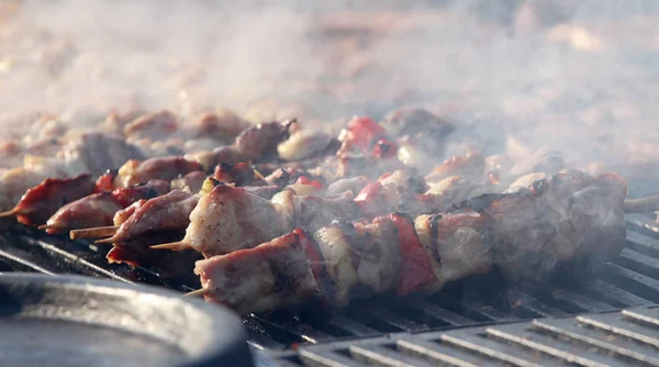 Kebab Drewniane Szaszłyki Grilla Szaszłyk Lub Kebab Mięso Szaszłyki Grilla — Zdjęcie stockowe