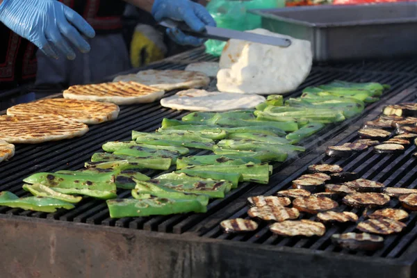 Verduras Una Parrilla Afuera Verduras Orgánicas Frescas Parrilla Una Barbacoa —  Fotos de Stock