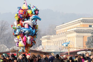 Satılık, lokanta eroinle ve şehrin Fuar Pernik, Bulgaristan - 27 Ocak 2018 sırasında birçok kişi renkli balonlar