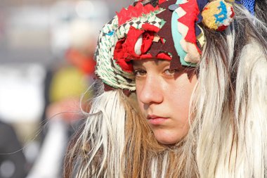 Kukeri, cabotins ritüeller kostümleri ve kötü ruhları maskeli balo oyunları Pernik, Bulgaristan Jan27, Surva Uluslararası Festivali sırasında 2018 korkutup kaçırmak için amaçlanan büyük çan ile gerçekleştirin. Folklor topluluğu