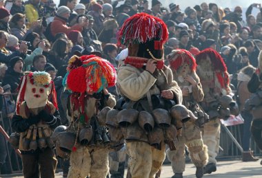 Kukeri, cabotins ritüeller kostümleri ve kötü ruhları maskeli balo oyunları Pernik, Bulgaristan Jan27, Surva Uluslararası Festivali sırasında 2018 korkutup kaçırmak için amaçlanan büyük çan ile gerçekleştirin. Folklor topluluğu