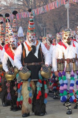 Kukeri, cabotins ritüeller kostümleri ve kötü ruhları maskeli balo oyunları Pernik, Bulgaristan Jan27, Surva Uluslararası Festivali sırasında 2018 korkutup kaçırmak için amaçlanan büyük çan ile gerçekleştirin. Folklor topluluğu