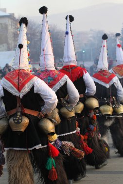 Kukeri, cabotins ritüeller kostümleri ve kötü ruhları maskeli balo oyunları Pernik, Bulgaristan Jan27, Surva Uluslararası Festivali sırasında 2018 korkutup kaçırmak için amaçlanan büyük çan ile gerçekleştirin. Folklor topluluğu
