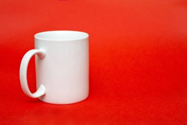 Etkileri kırmızı zemin üzerine beyaz kupa. Uzay yazmak için kopyalayın. Beyaz cam izole. Beyaz etkileri