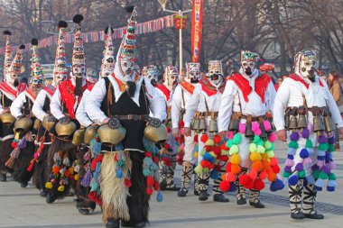 Kukeri, cabotins ritüeller kostümleri ve kötü ruhları maskeli balo oyunları Pernik, Bulgaristan Jan27, Surva Uluslararası Festivali sırasında 2018 korkutup kaçırmak için amaçlanan büyük çan ile gerçekleştirin. Folklor topluluğu