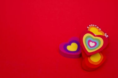 Kalpler. Sevgililer günü. Kart kopya alanı ve kalpleri ile Sevgililer günü için. Sevgiliye arka plan üzerinde renkli kalpler. Kırmızı arka plan ile kalp. Grup kırmızı arka plan üzerinde renkli Kalpler