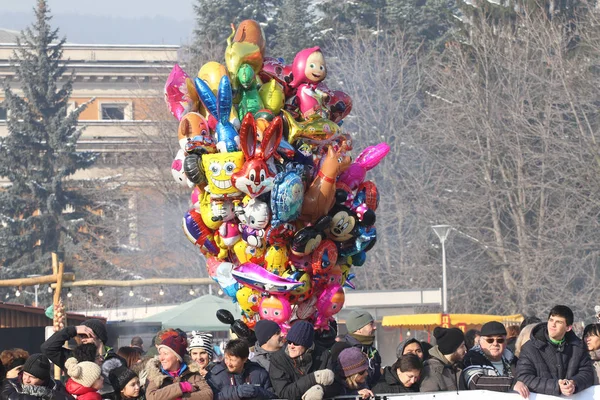 Palloncini Colorati Vendita Bancarelle Con Fast Food Molte Persone Durante — Foto Stock