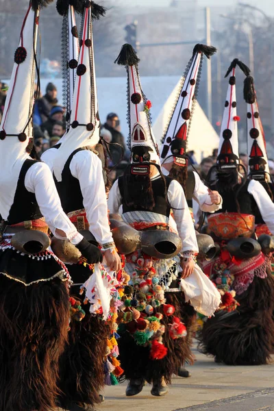 Kukeri Mummers Πραγματοποιούν Τελετές Κοστούμια Και Μεγάλες Καμπάνες Που Προορίζονται — Φωτογραφία Αρχείου