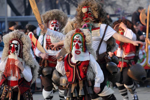 Kukeri Mummers Πραγματοποιούν Τελετές Κοστούμια Και Μεγάλες Καμπάνες Που Προορίζονται — Φωτογραφία Αρχείου