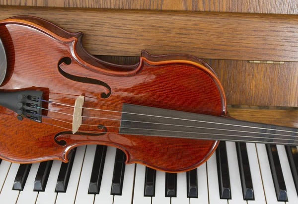 Скрипка фото скачать. Скрипки и фортепиано — Стоковое фото