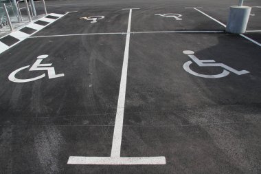 Özürlü simgesi. Engelli işareti ve sembolü olan park yeri. Tekerlekli sandalye sembollü boş park yeri. Engelli imzası. Boşluğu kopyala