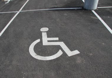 Özürlü simgesi. Engelli işareti ve sembolü olan park yeri. Tekerlekli sandalye sembollü boş park yeri. Engelli imzası. Boşluğu kopyala