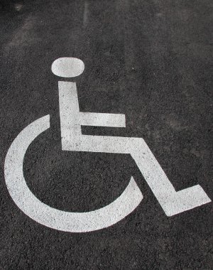 Özürlü simgesi. Engelli işareti ve sembolü olan park yeri. Tekerlekli sandalye sembollü boş park yeri. Engelli imzası. Boşluğu kopyala