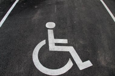 Özürlü simgesi. Engelli işareti ve sembolü olan park yeri. Tekerlekli sandalye sembollü boş park yeri. Engelli imzası. Boşluğu kopyala