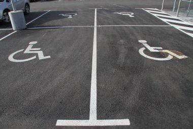 Özürlü simgesi. Engelli işareti ve sembolü olan park yeri. Tekerlekli sandalye sembollü boş park yeri. Engelli imzası. Boşluğu kopyala