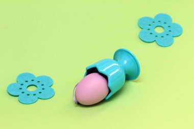 Çiçek yeşil zemin üzerine Paskalya yumurta. Dekoratif Paskalya yumurtaları dekoratif çiçeklerle mor. Mor yumurta ve yumurta Kupası. Mavi yumurta sunucu. 