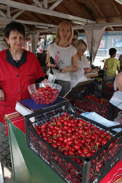 Gente Compra Cerezas Bayas Mercado Frutas Orgánicas Los Agricultores Sofía — Foto de Stock