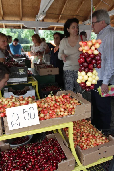 Lidé Kupují Třešně Jahody Farmářský Trh Bio Ovoce Sofii Bulharsko — Stock fotografie