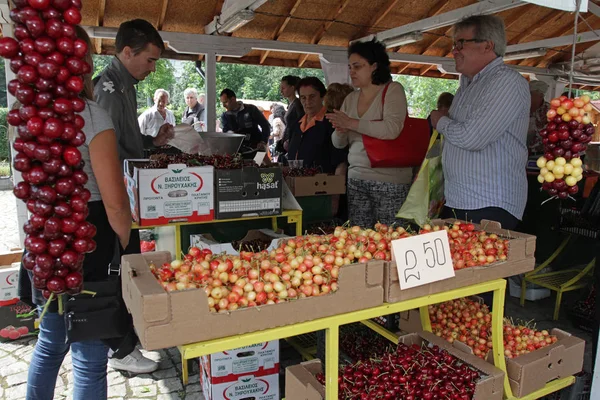 Gente Compra Cerezas Bayas Mercado Frutas Orgánicas Los Agricultores Sofía — Foto de Stock