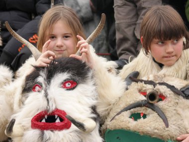Kızlar Kukeri, çocuk cabotins ritüeller kostümleri ve kötü ruhları maskeli balo oyunları Pernik, Bulgaristan Jan24, Surva Uluslararası Festivali 2009 korkutup kaçırmak için amaçlanan büyük çan ile gerçekleştirin. Karnaval . 