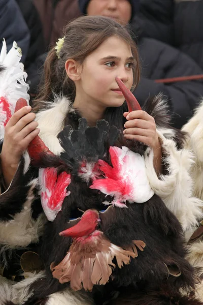 女の子 Kukeri 子供団体衣装を追い払う悪霊仮面舞踏会ゲーム ペルニク ブルガリアの Jan24 Surva の国際的な祝祭に 2009 の大きな鐘と儀式を行います — ストック写真