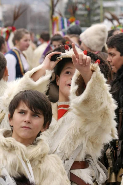 Chilfren Kukeri Mummers Crianças Realizar Rituais Com Trajes Grandes Sinos — Fotografia de Stock