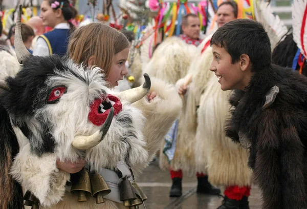 Chilfren Kukeri Mummers Crianças Realizar Rituais Com Trajes Grandes Sinos — Fotografia de Stock