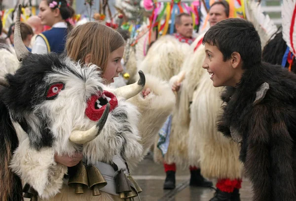 ペルニク ブルガリア 2009 日に仮面舞踏会ゲーム Surva の国際的な祝祭に重いマスクを持つ子供団体 Kukeri の児動物のマスクやカーニバルの衣装 — ストック写真