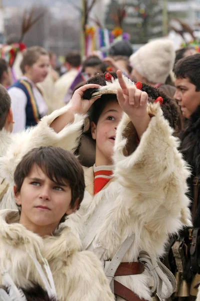 2009年1月24日 保加利亚 Pernik 孩子们带着沉重的面具参加了国际化装运动会 Surva 的哑剧演员 Kukeri 儿童在嘉年华上戴着动物面具和服装 — 图库照片