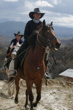 St. Todor s gün. Yarış atları ve atları çekme arabaları ağır günlükleri Todorov günde 7 Mart 2009 Bachevo, Bulgaristan ile. Dağın tepesinde atları ile geçit töreni. Atlar ve onların sahipleri eski ama kötü niyetli ve acı ritüel katılmak. 