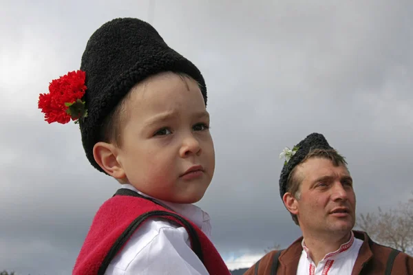少年と聖トドルの日のお祝いの伝統的な衣装の父親 トドロフの日のブルガリアの 2009 日に重い丸太ではカートを引く馬の馬とレース 山の上に馬のパレード — ストック写真