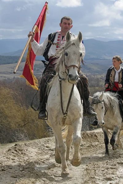 聖トドルの トドロフの日のブルガリアの 2009 日に重い丸太ではカートを引く馬の馬とレース 山の上に馬のパレード 馬および彼らの所有者は古いが 虐待や苦痛の儀式に参加します — ストック写真