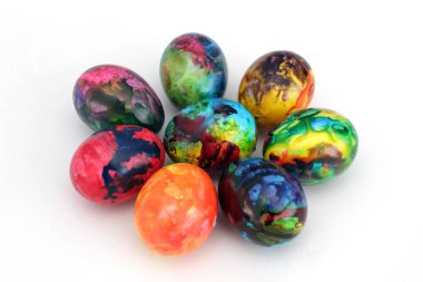 Paskalya yumurtaları. Beyaz arka plan üzerinde izole Paskalya kutlamaları için el yapımı boyalı yumurta. Paskalya. Renkli Paskalya yumurtaları. Renkli yumurta. Uzay kopyalayın. Metin alanı. Benzersiz el yapımı boyalı yumurta.