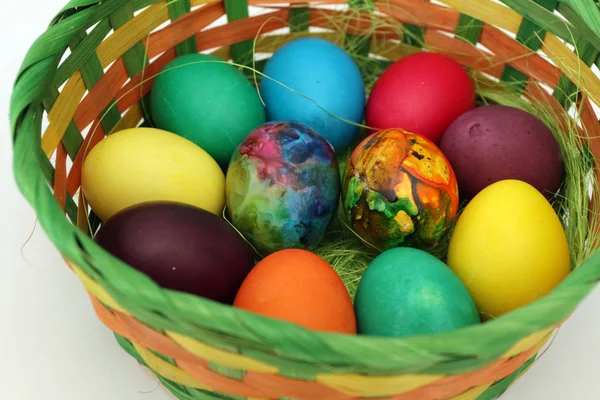 Pisanki Ręcznie Malowane Jajka Koszyku Świętowania Wielkanocy Białym Tle Wielkanoc — Zdjęcie stockowe