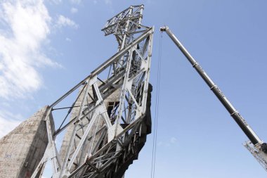 Yıkım komünist anıt kalıntıları 1300 yıllık Bulgaristan Sofya, Bulgaristan Ulusal Kültür Sarayı tarafından 4 Temmuz 2017. Sevgililer Starchev anıt mimarıdır, 1981 yılında komünist rejim sırasında inşa.