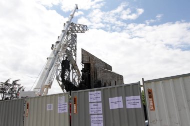 Yıkım anıt 1300 yıllık Bulgaristan Sofya, Bulgaristan Ulusal Kültür Sarayı tarafından 4 Temmuz 2017. Sevgililer Starchev anıt mimarıdır, 1981 yılında komünist rejim sırasında inşa.