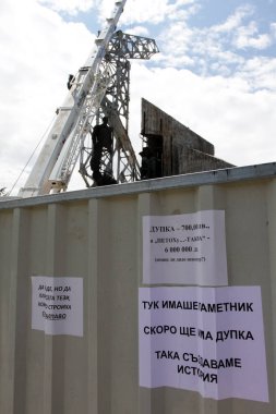 Yıkım anıt 1300 yıllık Bulgaristan Sofya, Bulgaristan Ulusal Kültür Sarayı tarafından 4 Temmuz 2017. Sevgililer Starchev anıt mimarıdır, 1981 yılında komünist rejim sırasında inşa.