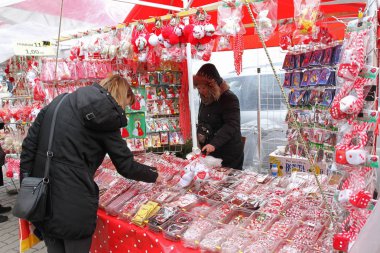 Sofya, Bulgaristan üzerinde 22 Şubat 2018 sokakta martenici için açık pazar üzerinde kırmızı ve beyaz martenitsi. Martenitsa ya da martenitza 1 Mart tarihinde sağlık ve refah bir sembolü olarak verilir.